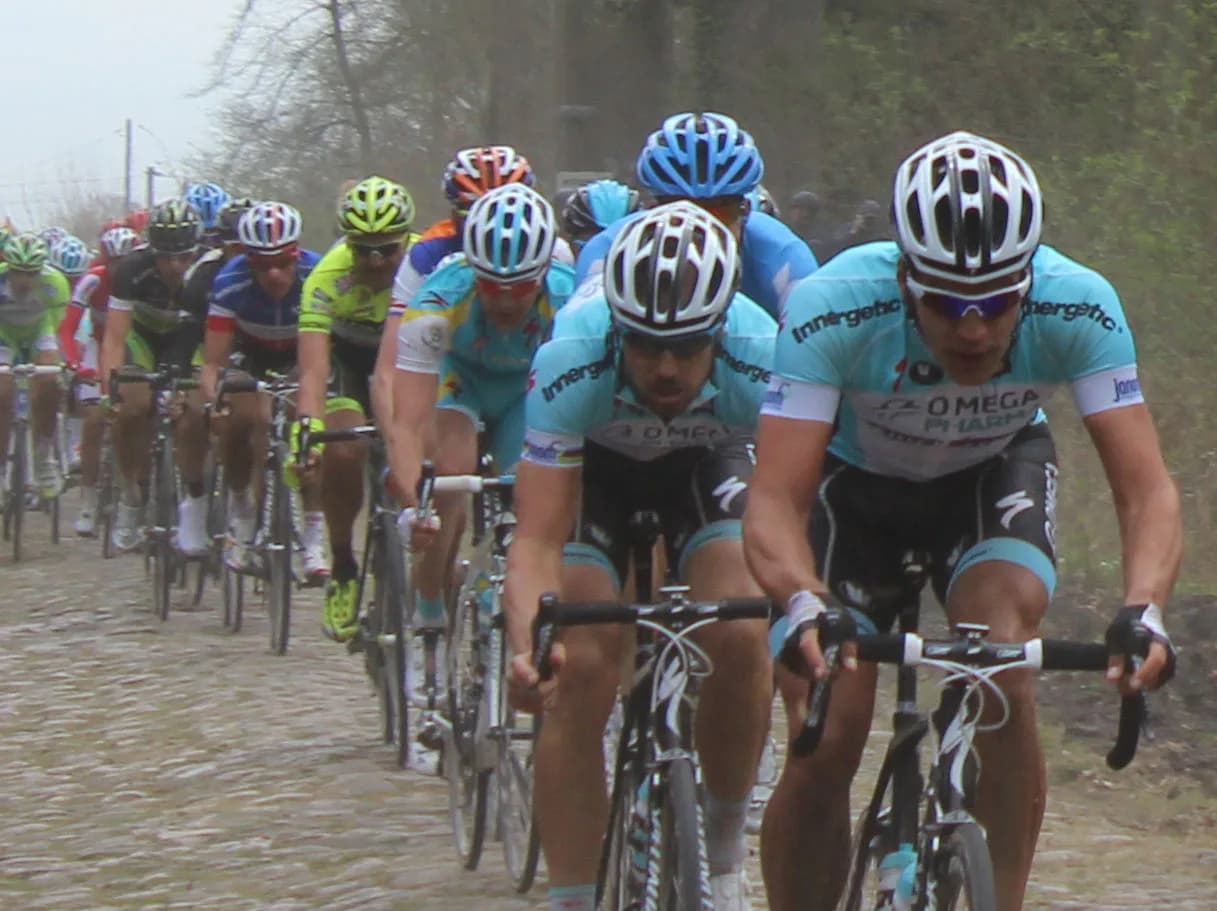 Paris-Roubaix 石板路主集团在石板路上高速通过